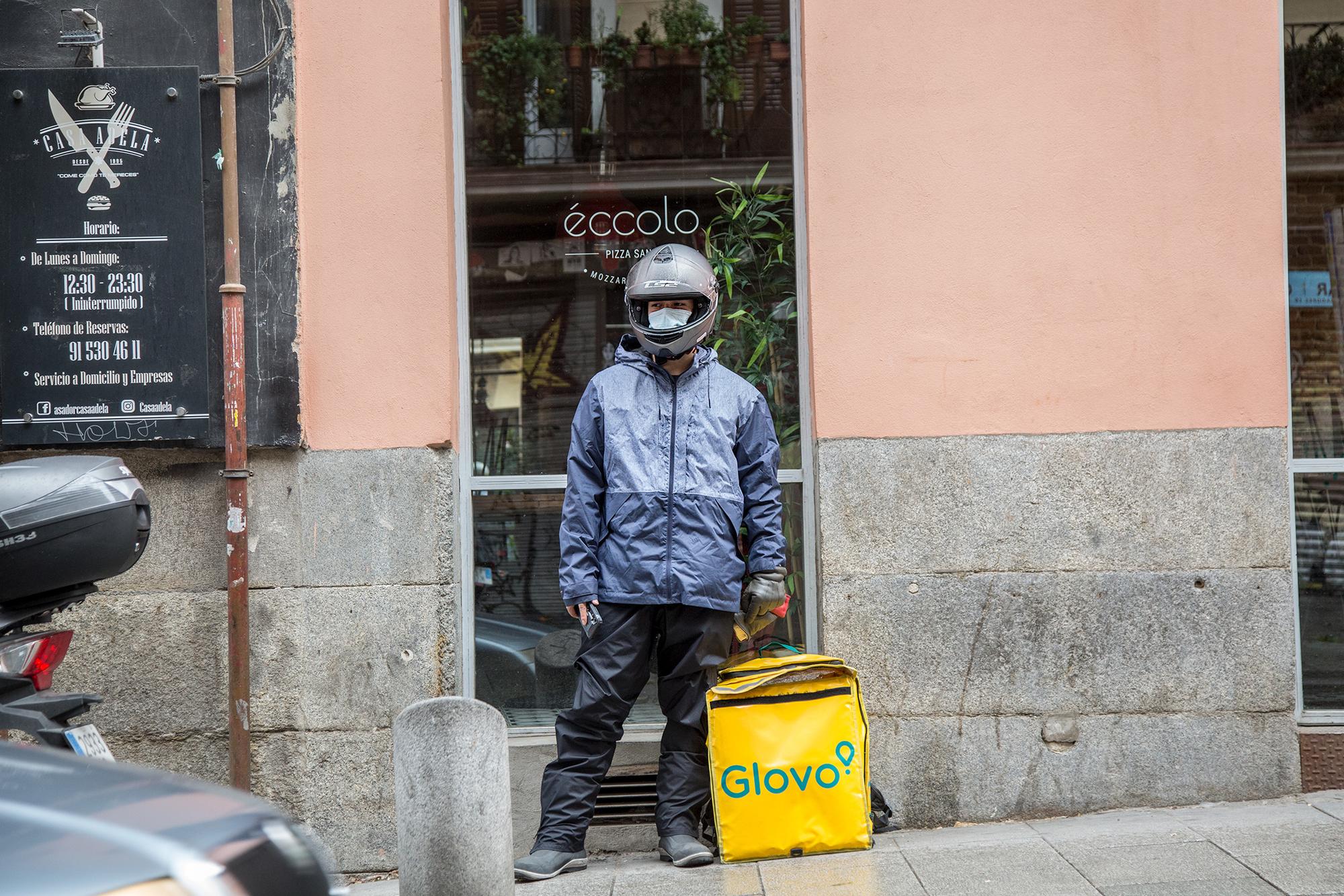 Repartidor Glovo Coronavirus mascarilla